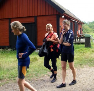 red barn and paddlers ashore